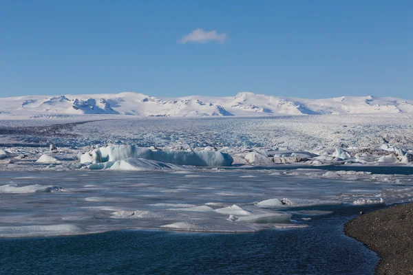 Island vinterlandskap i Glaciärlagunen sjö — Stockfoto