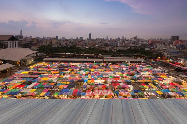 Многоцветная крыша городского рынка на выходные — стоковое фото