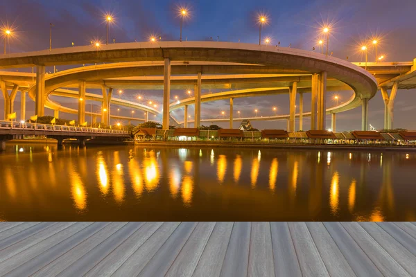 Snelweg viaduct met water reflectie nachts — Stockfoto