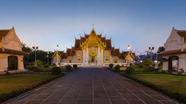 Schoonheid van Thaise tempel noemen Wat Ben of marmeren tempel tijdens schemering — Stockfoto