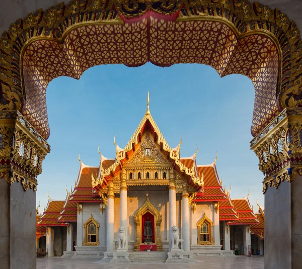 Красота тайского храма называют Ват Бен или мраморный храм — стоковое фото