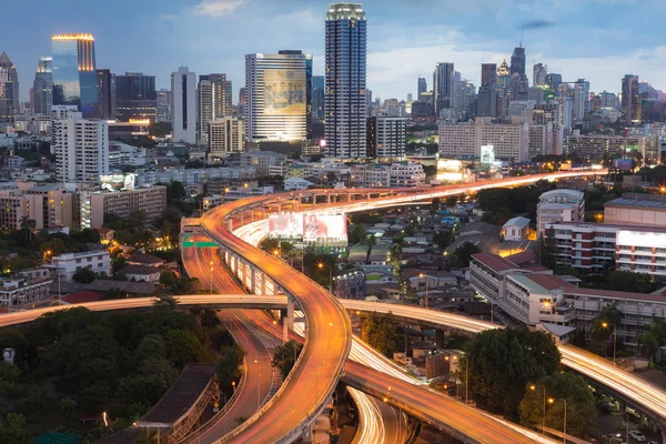 Intercâmbio de cidade viaduto à noite com o centro da cidade fundo — Fotografia de Stock