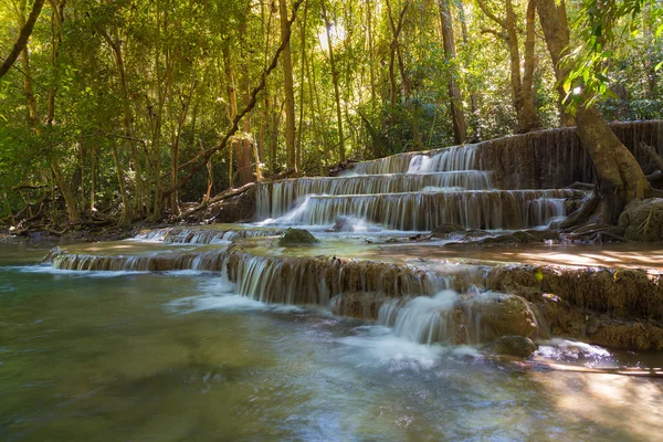 Thaïlande cascades dans le parc national de la forêt profonde — Photo