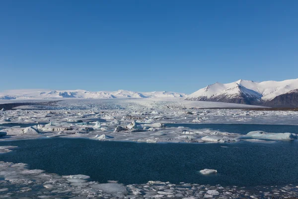 Jokulsarlon, lago Glacial com icebergs e montanha — Fotografia de Stock