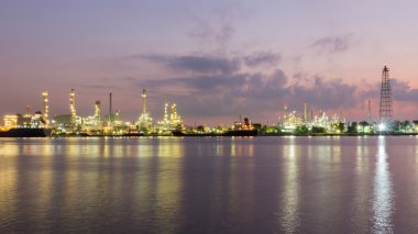 Nehir doğmadan birlikte petrol rafinerisi