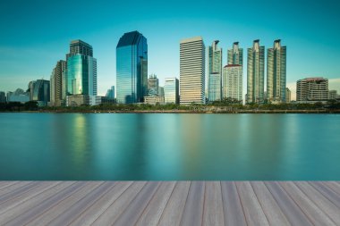 Şehir ofis binası genel parkta yansıması