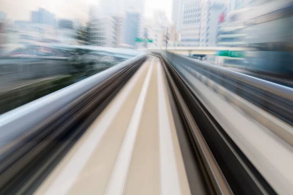 Ruch niewyraźne monorail porusza się w Tokio, miasta — Zdjęcie stockowe