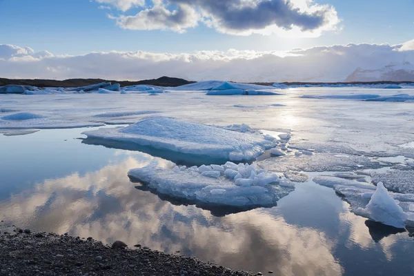 Jokulsarlon jeziora z niebo odbicie podczas koniec zimy — Zdjęcie stockowe