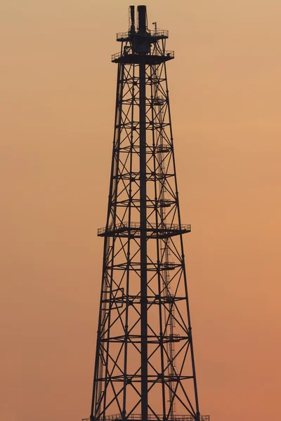 Raffinaderij fabriek toren — Stockfoto