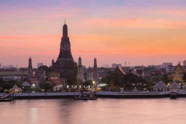 Arun tapınakta pembe alacakaranlık, Bangkok Tayland