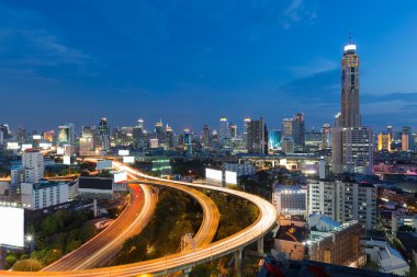 Karayolu ile Bangkok gökdelen görünümünü