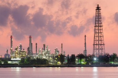 Petrol rafinerisi riverfront