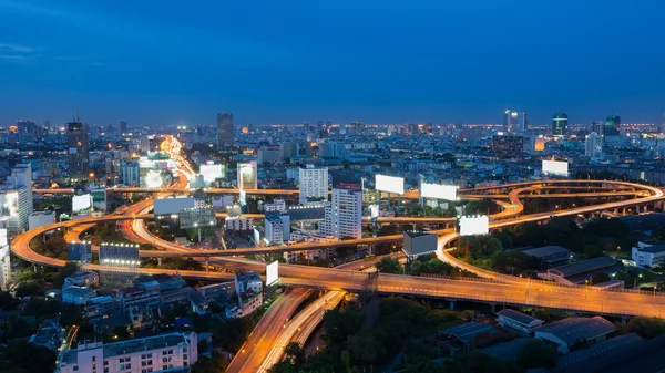 Zmierzch skrzyżowaniu autostrady miasta z błękitnego nieba, Bangkok Tajlandia — Zdjęcie stockowe