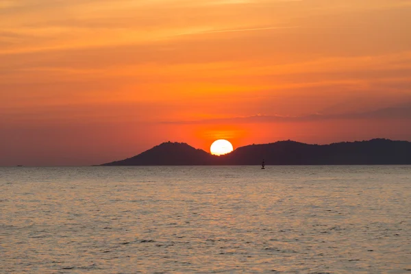 Beau coucher de soleil sur la côte maritime — Photo