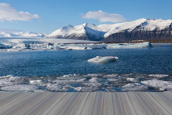 Jojulsarion ghiacciaio e lago con sfondo innevato montagna in inverno d'Islanda — Foto Stock