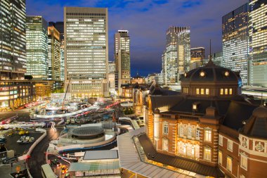 Tokyo tren istasyonu ve Tokyo highrise şehir
