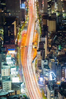Havadan görünümü cityscape ve yol boyunca meşgul saat