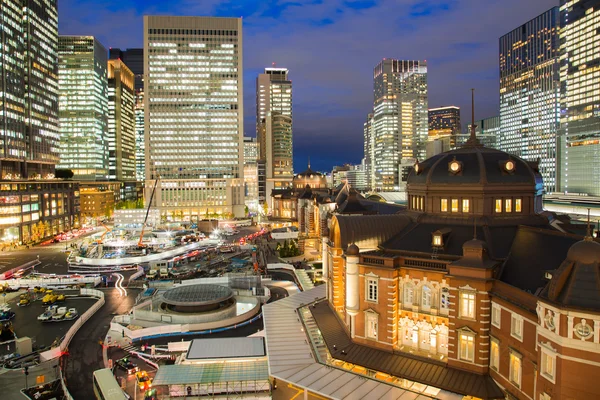 Tokyo Bahnhof und Tokyo Hochhaus in der Innenstadt — Stockfoto