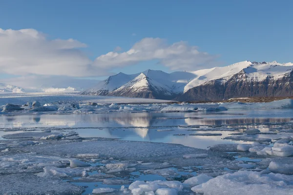 Jakulsarlon lake in de winter met de berg achtergrond — Stockfoto