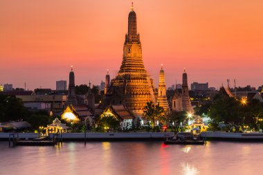 Alacakaranlık su manzaralı Arun Tapınak, Tayland landmark Bangkok