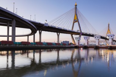 Asma köprü otoyol kavşağı geceleri su yansıması ile bağlan