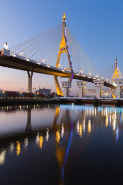 Geceleri asma köprü üzerinde yansıma