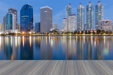 Alacakaranlık sırasında su yansıması ile şehir şehir kurma