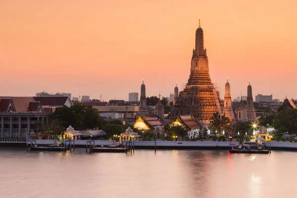 Wat Arun waterfront efter solnedgången — Stockfoto