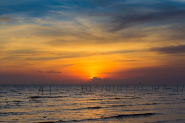 Günbatımı güzel gökyüzü ile Yalı üzerinde