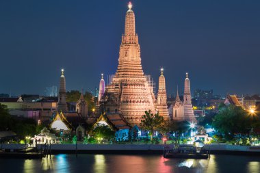 Arun tapınak veya Tapınağı şafaktan gece görünümü