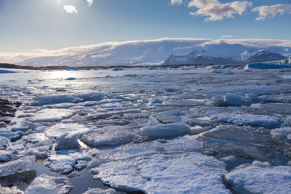 Solig dag över Jakulsarlon lake under vårvintern — Stockfoto