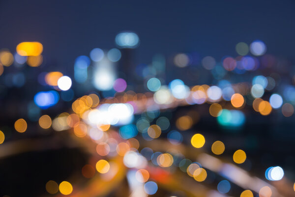 Абстрактное размытое боке легкий город делового фона и взаимозаменяемых дорог
