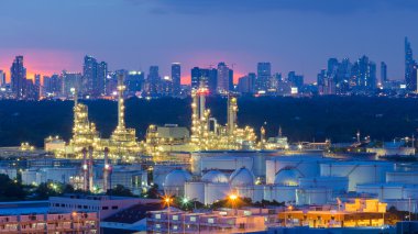 Rafineri ağır sanayi şehir arka plan ile