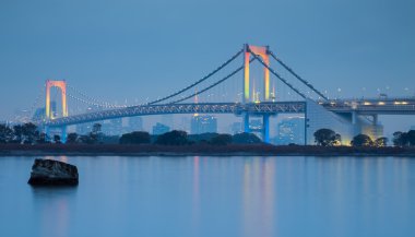 Tokyo siluetinin alacakaranlıkta Gökkuşağı Köprüsü ile