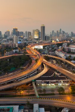 Bangkok Kavşağı Üstgeçit ve gece yükseltilmiş yol