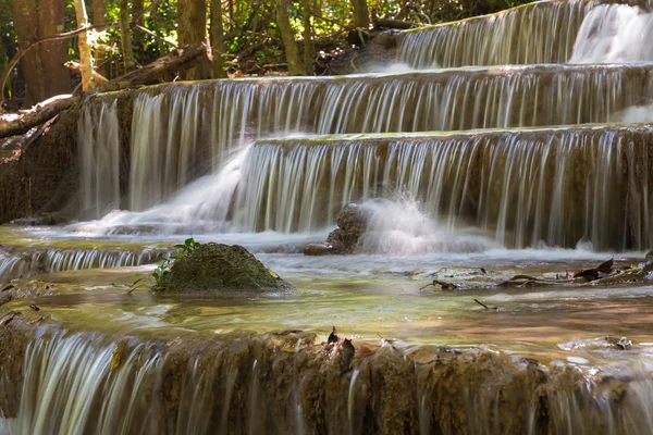 Cachoeira de floresta profunda fechada no parque nacional — Fotografia de Stock