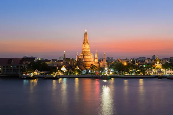 Phra saldırın Wat Arun waterfront — Stok fotoğraf