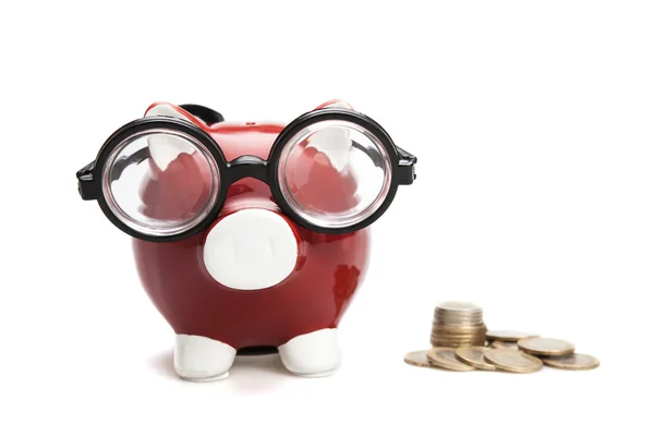Bancă de porc cu ochelari și monede — Fotografie, imagine de stoc