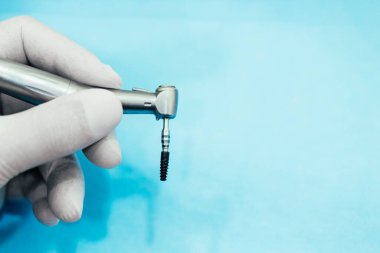 Diş implantı, dişçi protezinin ellerindeydi. Ameliyat için hazırdı. Sağlık ve ilaç kavramı