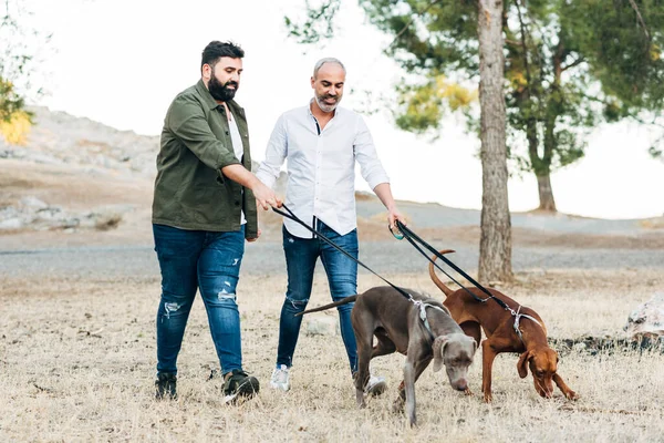 Safkan köpeği gezdiren iki mutlu çocuk. Igtb ailesi mutlu.