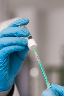 Corona virüsüne karşı aşıyla el ele tutuşan viyola.