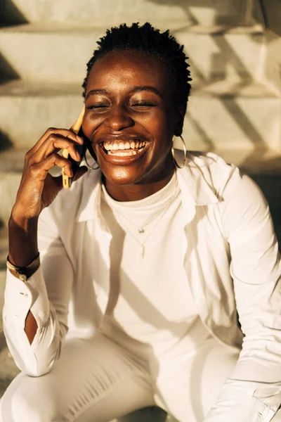 Sorrindo menina negra falando com seu smartphone — Fotografia de Stock