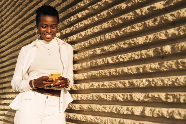 Jovem menina africana com seu telefone celular na rua. — Fotografia de Stock