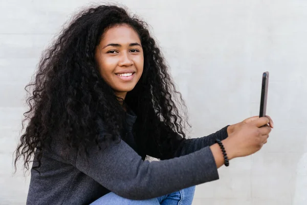 Vista lateral de uma jovem afro mulher sorrindo — Fotografia de Stock