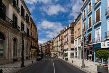 Granada, İspanya - 30 Nisan 2020. Granada 'nın ıssız ve boş caddesi İspanyol topraklarının hapsedildiği yer. Dükkan kapandı. Reyes Catolicos caddesinde güneşli bir gün.