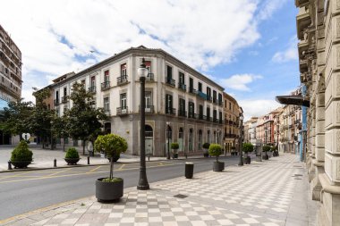 Granada, İspanya - 20 Nisan 2020. İspanyol ülkesinin Coronavirus tarafından abluka altına alındığı sırada sokaklar bomboş. Covid19 salgın krizleri. Dünyadaki virüs korkusu.