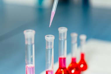 Fen laboratuarı test tüpü ve damla ve kırmızı sıvı ile pipet, yakın çekim laboratuvar ekipmanı, yatay fotoğraf, kopyalama alanı