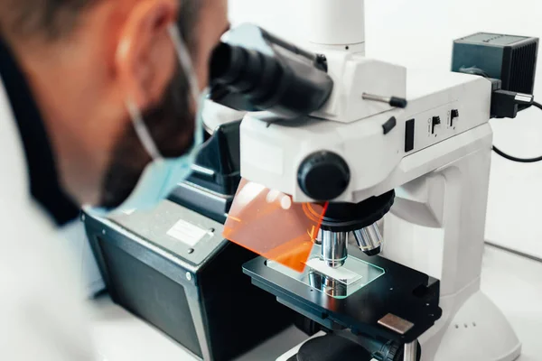 Naukowiec Patrzy Przez Mikroskop Rozwój Biochemiczny Laboratorium Naukowym Zdjęcie Poziome — Zdjęcie stockowe