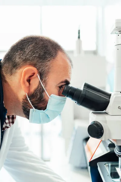 Lekarz Pracujący Miskroskopem Laboratorium Chemik Analizuje Cząstki Testu Laboratorium Uniwersyteckim — Zdjęcie stockowe