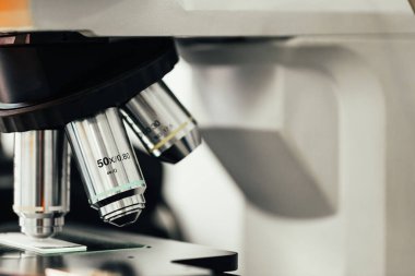 Kimya laboratuarındaki büyüteçlerle mikroskop. Parçacıkları, virüsleri, DNA 'yı, bilimsel konsepti analiz etmek için bilimsel aygıtlar.